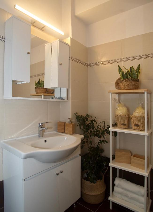 Apartment The Bluehouse - Spacious Floor Flat With Parking, By Mon Repos *