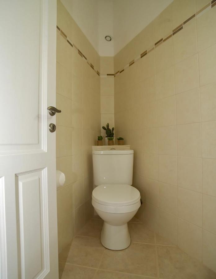 The Bluehouse - Spacious Floor Flat With Parking, By Mon Repos